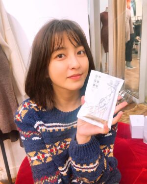 Park Se-young Instagram - #건강해지는맛 #이제쓴것도잘먹어요 #진짜써 #근데생각보다괜찮음 #홍삼먹고몸에열올리기!!#들몰길가홍삼