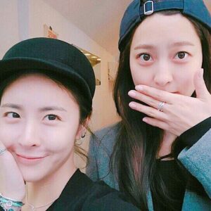 Park Se-young Instagram - 어제 엄마와 데이트 마지막 코스!
진사장님이 하시는 501# 에 갔어요~^^
꾸밈에 전혀관심없는 내가 이제 관심을 가져보려고... 반지샀어요!>_<
.
.
.
안 하던 행동을 해서 그런가... 하루만에 잃어버림...
다시사야하나...
예솔언니.. 나 괜찮아요...엉엉ㅜㅜ

#501# #501샵
@ysoleee @501jewelry