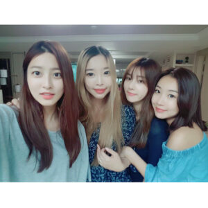 Park Se-young Instagram - 우리는 A1O3
오랜만에 만나도
어색하지 않은 여전함
...
#여전한건어색한내표정뿐 #워네지표정따라하기