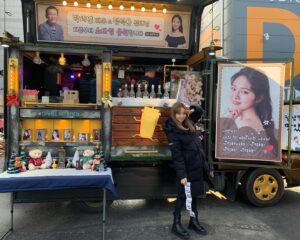 Park Seo-yeon Instagram - 서연이 첫 커피차 🤍
@inhyuk_bb 커피에 닭꼬치까지 야무지게 잘 먹었습니당 😋

#지금부터쇼타임 #멋쟁이오라버니 #감사합니다🙇🏻‍♀️ #기억해