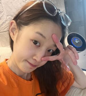 Park Bo-ram Instagram - 반 토막 난 눈썹. 건조해서 튼 입술 밑. 목이 늘어난 티셔츠 여름을 기다리며 편안하게 지내는중🫡 (아 맞다 조만간)