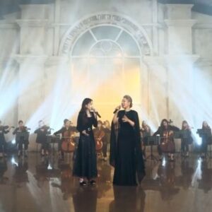 Park Bo-ram Instagram - 사랑하는 사람과 음악을 하는것도 너무 감사한데 존경하는분과 함께 음악을 한다는것 자체는 스스로 많이 벅차오르더라구요 당시 17살 가수의꿈을 갖고있던 꼬맹이 보람이는 롤모델이자 제일 존경하고 싶은 가수가 누구냐 물어보면 항상 인순이선생님이라 말씀드렸는데 29살이 되어서 너무 영광스럽게 듀엣을 하게되었습니다 사랑해요 쌤 ♥️이 글을 쓰면서두 아직 막 마음이 벅차고 울컥하고 하네용 🫶🏻😭5.9일 
“내일이빛날테니까” 많이 기대해주세요!