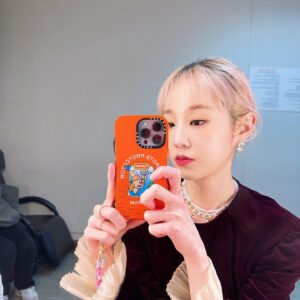 Park Bo-ram Instagram - 🧡