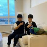 Park Eun-hye Instagram - 드디어 오늘 #졸업식. 너무나 참석하고 싶어 해서 내가 대신 다녀왔는데 .. 재완이 담임샘께서 영상 통화로 아이들에게 졸업식을 보여주고 계셨다.. 1시간 넘게.. ㅠㅠ 재완이가 캐나다 가서도 선생님께 영상통화를 자주 걸었다고하는데 그 계기로 이런 감사한 상황이 생긴 것 같다. 사실 1학년때부터 매년 우리 학교 선생님들을 보며 감동을 받아 왔는데 마지막날까지 이렇게 아이들의 행복을 위해 노력해주시는 모습을 보며 계속 울컥 울컥 했다.. . 좋은 선생님을 만난 아이들은 커서 자기 아이가 생겼을때 자기 아이의 선생님을 믿게 될 것이다. 나도 그랬다.. 늘 좋은 선생님을 만났었다.. 그것보다 더 큰 행운이 있을까… . 영상은 애들 아빠가 보내준 건데 선생님께서 재조 행복하냐고 말씀하시는게 정말 .. 감동이다.. (재조는 재완이가 새를 좋아하여 스스로만든 이름인데 신기한건 모두가 재조라고 불러준다 ㅎㅎ) #찐선생님 #감동의졸업식 #인복 #선생님복많은우리 #오늘의감사함을잊지않길 #충암초등학교 #선생님모두감사합니다 덕분에 재완이 재호가 이렇게 잘 컸습니다.. 머리숙여 감사드립니다.