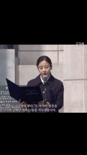 Park Eun-hye Instagram - 영상 통화로 재호가 엄청 뿌듯한 얼굴로 ”엄마 4 19 봤어요“한다. . .
수업시간에 자세히 배워서 4.19를 아는 초등학생들.. 🙏🏼