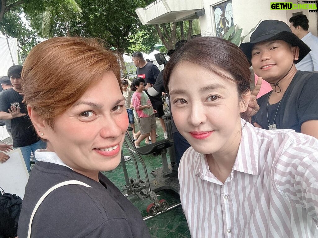 Park Eun-hye Instagram - 가장 정이 많이 들어버린 .. 현지 메이크업 헤어 스타일리스트 친구들 … 편지와 선물을 주는데 눈물이 날 뻔 했다.. 처음 만나 서로 맞추는 과정에서 많이 긴장 했을텐데 정말 최선을 다해줘서 너무 고맙다.. #they_are_the_best #머리하다말고 사진부터 찍음 ㅋㅋ