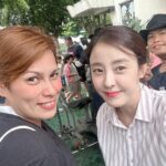 Park Eun-hye Instagram – 가장 정이 많이 들어버린 .. 현지 메이크업 헤어 스타일리스트 친구들 …  편지와 선물을 주는데 눈물이 날 뻔 했다.. 처음 만나 서로 맞추는 과정에서 많이 긴장 했을텐데 정말 최선을 다해줘서 너무 고맙다.. #they_are_the_best #머리하다말고 사진부터 찍음 ㅋㅋ