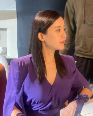 Park Eun-hye Instagram - 무슨 촬영 ~~? 오랜만 ~~ #광고 .
한달간의  다이어트… 3일간의 디톡스… 그리고… 쌤이 @comondejh 맛사지로 살려주신 나의 턱선 ..🫢 새벽까지 고생한 우리의 #헤메스 #에이바이봄 #수희샘 #해영원장님 #구동현스타일리스트 #TN