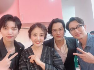 Park Eun-hye Instagram - 필리핀에서 촬영중인 #더가디언 한국배우팀 ~^^ #한재석선배님 #김지오 그리고.. 내 아들 #남우현