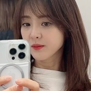 Park Eun-hye Instagram - 앞머리를 잘랐다.. 아이들과 영상통화를 했다.. .재호에게 물었다.. .
“재호야~ 엄마 뭐 달라진거 없어?” 한참을 본 재호는 “엄마 늙었어!” 뭐??? !!!!!!🥲 ”엄마 화장했네!!“ ….. .
황당해서 그냥 재완이를 바꾸라고 했다. .
재완이에게 물었다. .
”재완아~ 엄마 바뀐거 없어?“ 재완이는 생각도 안하고 바로 대답했다. ” 엄마 머리!“ ”엄마 머리 뭐?“ ”엄마 미용실가서 머리 잘랐네~“. 
역시!!! 😁 기분이 다시 좋아졌다 ..