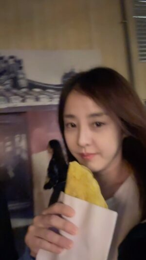 Park Eun-hye Instagram - #다낭 길거리 음식 .. 바삭바삭 너무 맛있었어 .. 소리가 왜 녹음이 안됐는지 아쉽당 ~ 배고픔을 잊어야 할 타임  #굿나잇