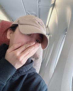 Park Eun-hye Instagram - 쌍둥이 보러 가용~~^^ 재호가 엄마 연예인이라고 학교에 다 말했다고 친구들이 엄마 궁금해 한다고.. ㅠㅠ 근데 제가 메이크업 잘 못해서 .. 그래서 제가 .. 엄청 오랫만에 피부과를 다녀 왔네요 ㅎㅎ 하하하 뿐만 아니라 염색도 새로하고 머리도 다듬고 아이라인 한번 그려보려고 면세점에서 아이라인도 사봤네요… 참내.. 아이들 한국 연예인 보고 실망하면 안되는데.. 잘 되야 될텐데.. 🤣🤣🤣