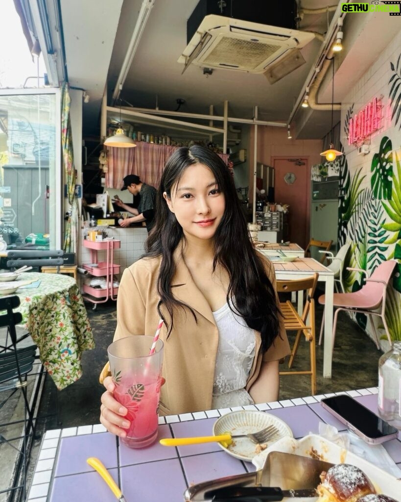 Park Gyu-ri Instagram - 어딜 가든 따뜻한 봄이라 기분 좋앙🌸😘