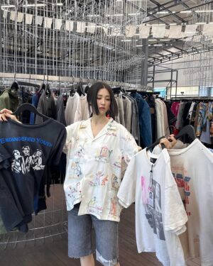 Park Ha-seon Instagram - 미국 물가 환율 
고르기 너무 힘들었다🤑

하나만
for 🙋🏻‍♂️