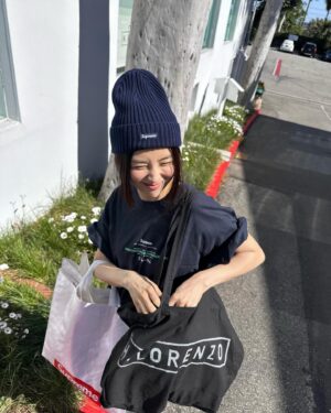 Park Ha-seon Instagram - 미국 물가 환율 
고르기 너무 힘들었다🤑

하나만
for 🙋🏻‍♂️