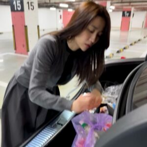 Park Ha-seon Instagram - @pril_korea #모델 이지만 #내돈내산😘 

신제품이 나왔대서 나도 쓰고 선물도 하려고 동네마트서 쓸어왔😍 
사는 김에 계열사 것도 싹 다 쓸어 왔🤣 
@persil_korea @bref_kr #vernel
그래서 에코백 들고 갔는 데 모자라서 종량제.

식물유래 에센셜 오일로 상쾌하게!
프릴 secrets of 그린파워!!!!!!!!

70년 독일기술 No.1 주방세제
고농축으로 적게 써도 기름기까지 싹!
환경부 인증 친환경 세제라 과일도 세척 해 먹어요😍

100% 재활용 된 용기에 재활용 성도 높이고
리필도 나와서 경제적이지요!

자신있게 추천합니다🙏🏻
이거 쓰고 기름기 걱정 노놉👍🏻
모델 되기 전부터 애용했다는♥️