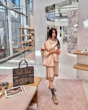 Park Ha-seon Instagram - 큰 옷 좋아함*