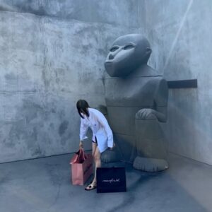 Park Ha-seon Instagram - 내가 진짜 이 날 내껀 안 사려고 했는 데, 여긴 그냥 지나칠 수가 없

빈티지 샵인데 가격은 빈티지가 아닌🥹