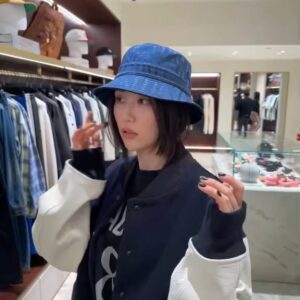 Park Ha-seon Instagram - 덥츕덥츕

얇패딩 고민하다 두고 온 날 원망하며 키뜨
모든 여행엔 여름 빼곤 얇패딩 필수 밑줄 쫙*