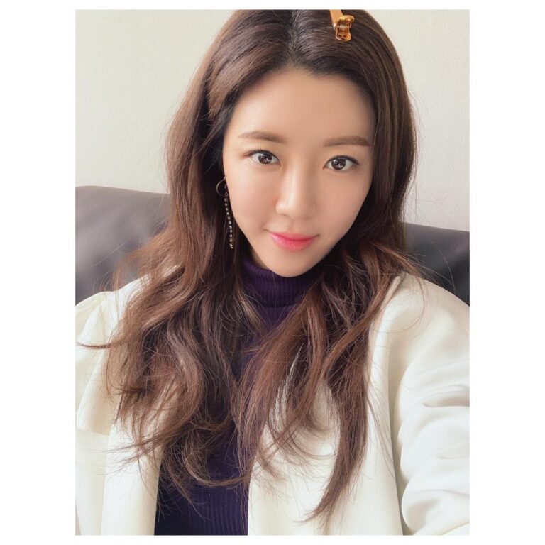 Park Han-byul Instagram - - #귀걸이 도 하고, #메이크업 도 하고~ 예쁘게 꾸몄으니 #셀카 📸😍