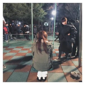 Park Han-byul Instagram - -
남자사람과 #덩치 가 똑같은 (더 큰가..?) #마리 는
도대체 #옷 을 몇겹을 입었을까아아요오~?🙄
-
#겨울전문배우 #완전무장
#팔이잘안모아짐 #그래도춥다 
#슬플때사랑한다 #촬영중
#1월엔 #얼마나더입어야하지 😥