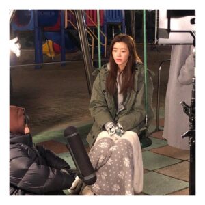 Park Han-byul Instagram - -
남자사람과 #덩치 가 똑같은 (더 큰가..?) #마리 는
도대체 #옷 을 몇겹을 입었을까아아요오~?🙄
-
#겨울전문배우 #완전무장
#팔이잘안모아짐 #그래도춥다 
#슬플때사랑한다 #촬영중
#1월엔 #얼마나더입어야하지 😥