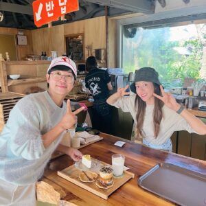 Park Han-byul Instagram - ⭐️

갑자기 말도없이 나타난 @ingyuhong 
깜짝이야 ㅋㅋㅋ

어떻게 외모에서 세월의 흔적이 하나도 보이지가 않는지👍🏼
넘넘 반가웠슈 또와유우~~~~🫶🏻