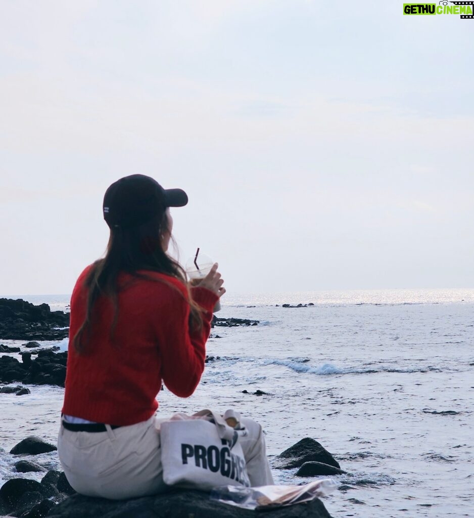 Park Han-byul Instagram - 🌊 제주에 살면서 정말 좋은 것 중 하나는 원할때면 언제든 바다멍~ 할 수 있다는 것 #jeju #바다멍
