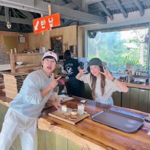 Park Han-byul Instagram - ⭐️

갑자기 말도없이 나타난 @ingyuhong 
깜짝이야 ㅋㅋㅋ

어떻게 외모에서 세월의 흔적이 하나도 보이지가 않는지👍🏼
넘넘 반가웠슈 또와유우~~~~🫶🏻