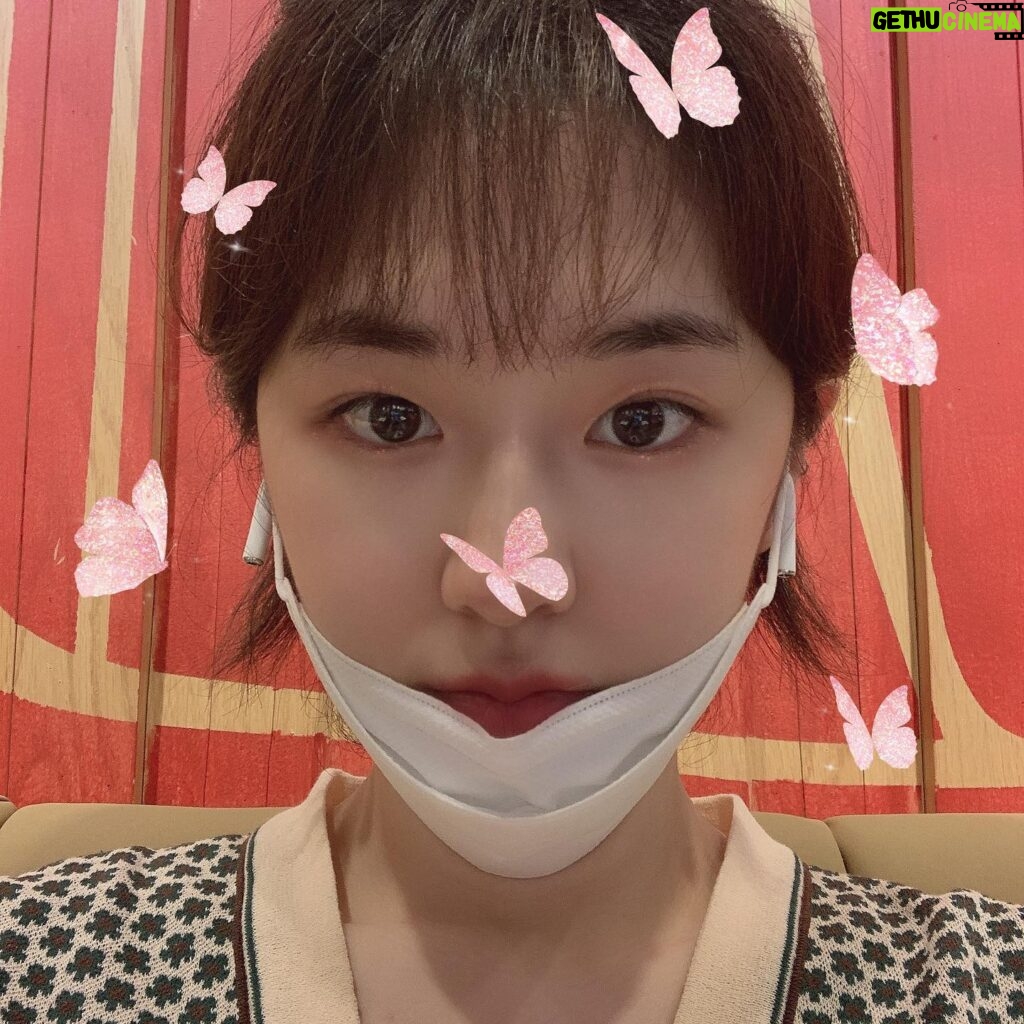 Park Hye-su Instagram - 카페에서 공부하(려다 괜히 핸드폰 들어서 사진 찍어보)기