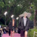 Park Ka-hi Instagram - 서울패션로드에 베카랑 함깨 포토월에 !! 갑자기 활동때 생각 나더라구요?!^^ 쇼 중간에 만난 비도 대왕무지개도 다다 전부다 정말 아름다운 쇼였어요 교수님!! 언니!!! ❤️ @jinmijamiek 초대 해주셔서 감사합니다 ^^ @munnseoul 정말 멋졌습니다👍🏻 하트 좀 해주세요~ 라는 기자님 말씀에… 연습 좀 할께요?!! 오눌 하루 진짜 길고 아름다웠네요💛 여러분 하루는 어땠나요?