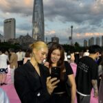 Park Ka-hi Instagram - 서울패션로드에 베카랑 함깨 포토월에 !! 갑자기 활동때 생각 나더라구요?!^^ 쇼 중간에 만난 비도 대왕무지개도 다다 전부다 정말 아름다운 쇼였어요 교수님!! 언니!!! ❤️ @jinmijamiek 초대 해주셔서 감사합니다 ^^ @munnseoul 정말 멋졌습니다👍🏻 하트 좀 해주세요~ 라는 기자님 말씀에… 연습 좀 할께요?!! 오눌 하루 진짜 길고 아름다웠네요💛 여러분 하루는 어땠나요?