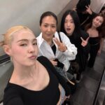 Park Ka-hi Instagram - 서울패션로드에 베카랑 함깨 포토월에 !! 갑자기 활동때 생각 나더라구요?!^^ 쇼 중간에 만난 비도 대왕무지개도 다다 전부다 정말 아름다운 쇼였어요 교수님!! 언니!!! ❤️ @jinmijamiek 초대 해주셔서 감사합니다 ^^ @munnseoul 정말 멋졌습니다👍🏻 하트 좀 해주세요~ 라는 기자님 말씀에… 연습 좀 할께요?!! 오눌 하루 진짜 길고 아름다웠네요💛 여러분 하루는 어땠나요?