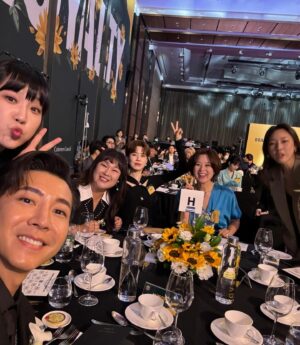 Park Mi-sun Instagram - 작년에  이어서  올해도  대한민국  브랜드 대상  유투브  부분에서  상을  받았어요 
.
감사합니다  우리  요원들 
.
그만둘까  고민도  많이  했는데  ㅠ 
.
그래도  힘내서  열심히  다시 해볼게요 ㅎㅎ 
.
응원해주세요  감사합니다 
.
#유투브 #미선임파서블  #브랜드대상
