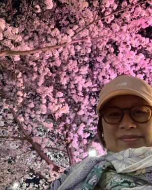 Park Mi-sun Instagram - 밥 먹고  아들과  동네  산책 
.
아~~~행복하다 
.
이쁘다  우리 동네
.
#밤벚꽃산책  #동네한바퀴