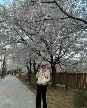 Park Mi-sun Instagram - 밥 먹고  아들과  동네  산책 
.
아~~~행복하다 
.
이쁘다  우리 동네
.
#밤벚꽃산책  #동네한바퀴