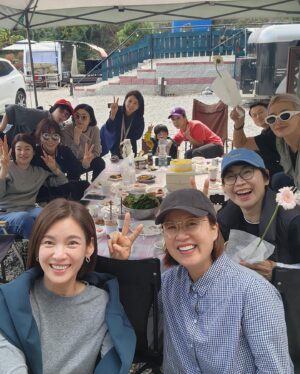 Park Mi-sun Instagram - 가을여행  무지무지  행복한 날 
.
같이  기도해주는  사랑하는  자매님들 
.
#물왕숲캠핑파크  #다람쥐담요 #가을단풍여행 #캠핑장추천