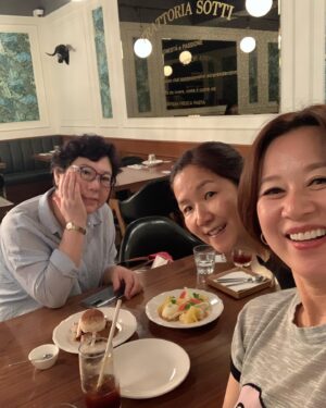 Park Mi-sun Instagram - 큰 언니  생신  축하드려요~~~
.
#베스트셀러작가 #그럴수있어 #희은언니생일밥