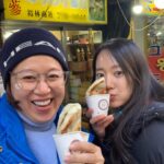 Park Mi-sun Instagram - 딸과 남대문데이트 정말 오랜만에 남대문 시장에 트리사러 나갔어요 시장이 많이 활기차 보여서 좋더라구요 ㅎㅎ 남대문 유명한 #씨앗호떡도 사먹고 칼국수도 먹고 양말도사고 크리스마스 트리도 사고 ㅎㅎ 오늘 데이트 굿~~~ #남대문시장 #데이트
