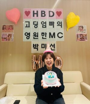 Park Mi-sun Instagram - 고딩엄빠  녹홧날  생일 축하  거하게  받았네요 ㅎㅎ 
.
고마워  애들아  센스쟁이  막내들  완전  땡큐고
교진이도  땡큐~~
.
#고딩엄빠 #이른생일파티 #아직생일아닌데  ㅋㅋ