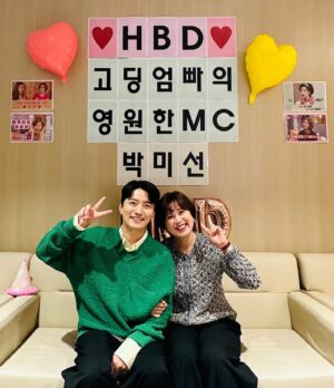 Park Mi-sun Instagram - 고딩엄빠  녹홧날  생일 축하  거하게  받았네요 ㅎㅎ 
.
고마워  애들아  센스쟁이  막내들  완전  땡큐고
교진이도  땡큐~~
.
#고딩엄빠 #이른생일파티 #아직생일아닌데  ㅋㅋ