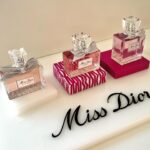 Park Se-jeong Instagram - #유료광고 @diorbeauty New Miss Dior Partum 사랑과 자유를 상징하는 하우스 최초의 향수 ‘미스 디올(Miss Dior)’ 관능적인 엠버리 우드를 더해 재해석한 ‘NEW 미스 디올 퍼퓸 (Miss Dior Parfum)‘이 5월 1일부터 출시된다고 합니다. 디올 뷰티 온라인 부티크에서는 4월 15일부터 단독 선런칭으로 만날 수 있다고 하니 미스 디올과 함께 봄을 만끽해보아요! 🤍 #디올향수 #미스디올 #미스디올퍼퓸 #LoveOutLoud #MissDiorParfum