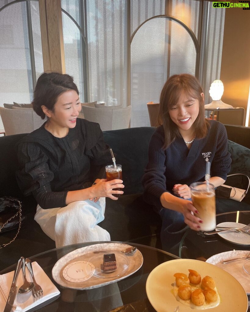 Park Si-yeon Instagram - paul smith 와 depadova의 만남 이사하면서 너무 맘에들었던 데파도바 식탁을 리아컬렉션에서 찾았는데 또다시 방문하니 너무 행복해요❤️ 좋은곳에 항상 함께하는 @hyunjuyun72 언니 @liacollection.official 초대해주셔서 감사합니다 음식도👍