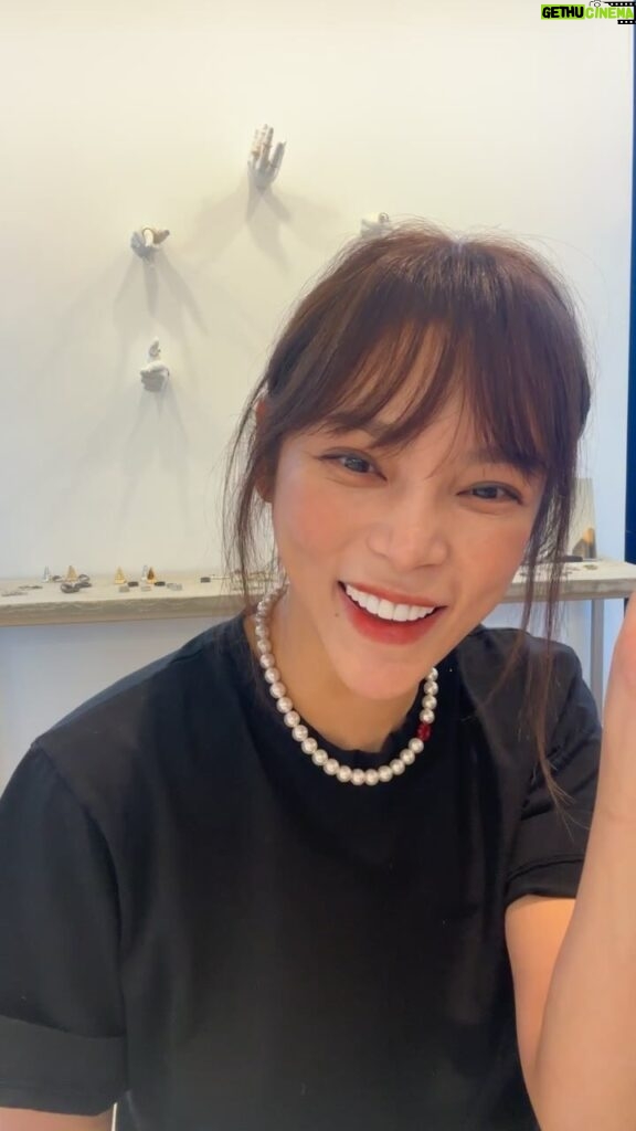 Park Si-yeon Instagram - 라방보시고, 원하시는 목걸이 컬러 댓글로 달아주시면 추첨을 통해 4분께 선물로 보내드릴께요💜