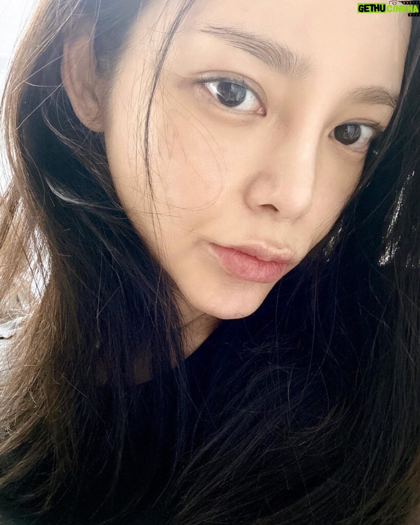 Park Si-yeon Instagram - 오랜만에 흑발염색 너무 좋다아🤍