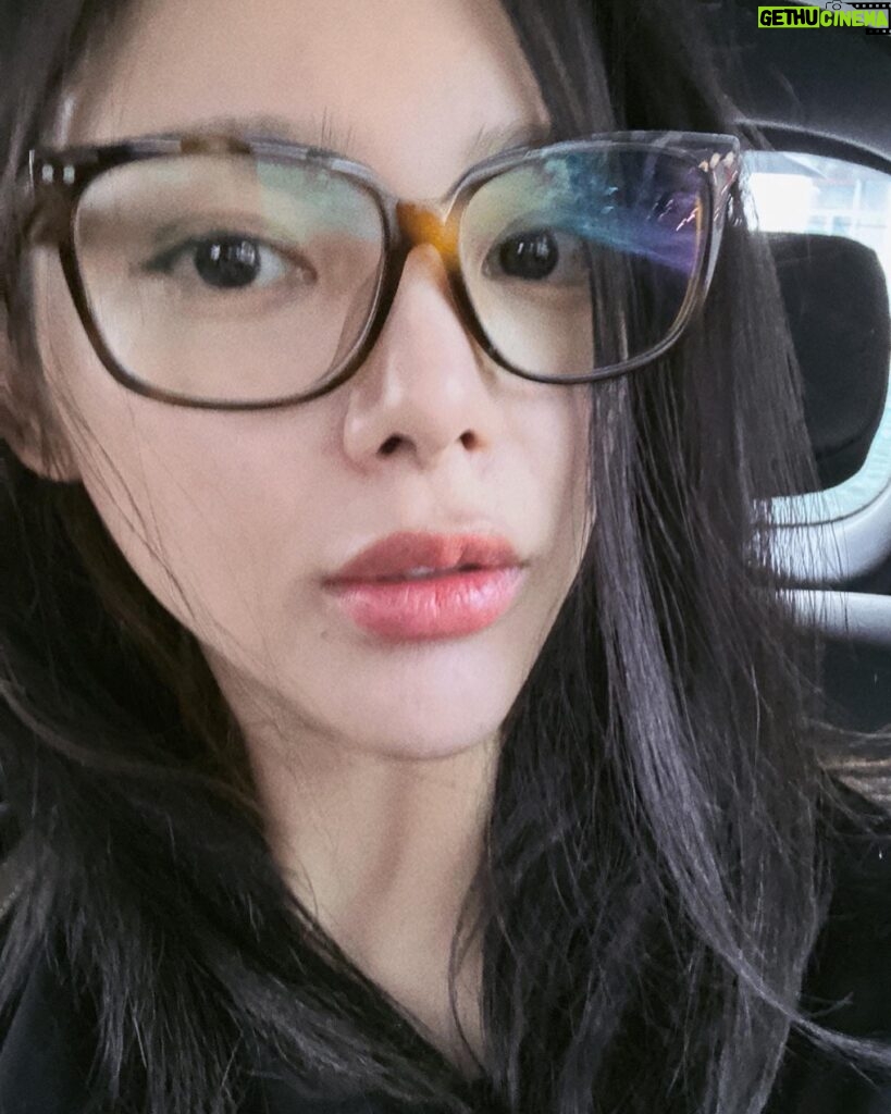 Park Si-yeon Instagram - 오랜만에 흑발염색 너무 좋다아🤍