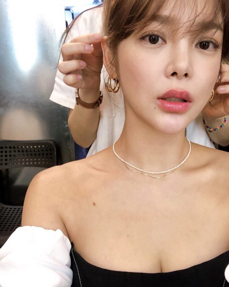 Park Si-yeon Instagram - 촬영장서 신기했던 귀걸이 선오픈하고 반응이 좋데요😘 거봐~ 이쁘다구💍
