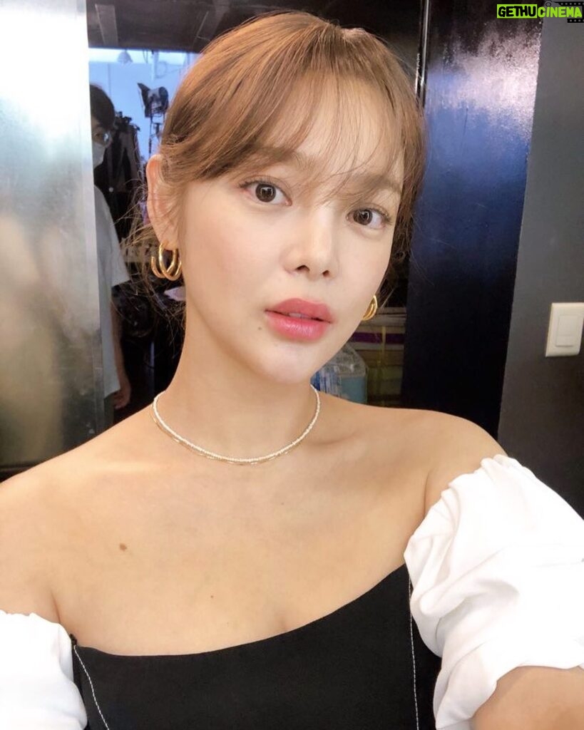 Park Si-yeon Instagram - 촬영장서 신기했던 귀걸이 선오픈하고 반응이 좋데요😘 거봐~ 이쁘다구💍