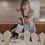 Park Si-yeon Instagram – MZUU Singapore Pop-up
내가 없지만 내가있는 mzuu팝업🥰
B1 @ Tangling Mall
30 Aug – 3 Sep
11am – 8pm
많이 놀러오세요💎