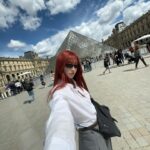 Park Soo-bin Instagram - I just made eye contact with the Mona Lisa, and soon it will be time to lock eyes with the fans in Lyon, France! Koreadays, see you soon, I miss you so much🇫🇷 Je viens de croiser le regard de la Joconde, et bientôt je vais rencontrer les fans à Lyon, en France ! Koreadays, à bientôt, tu me manques tellement🇫🇷 #louvre #koreadays